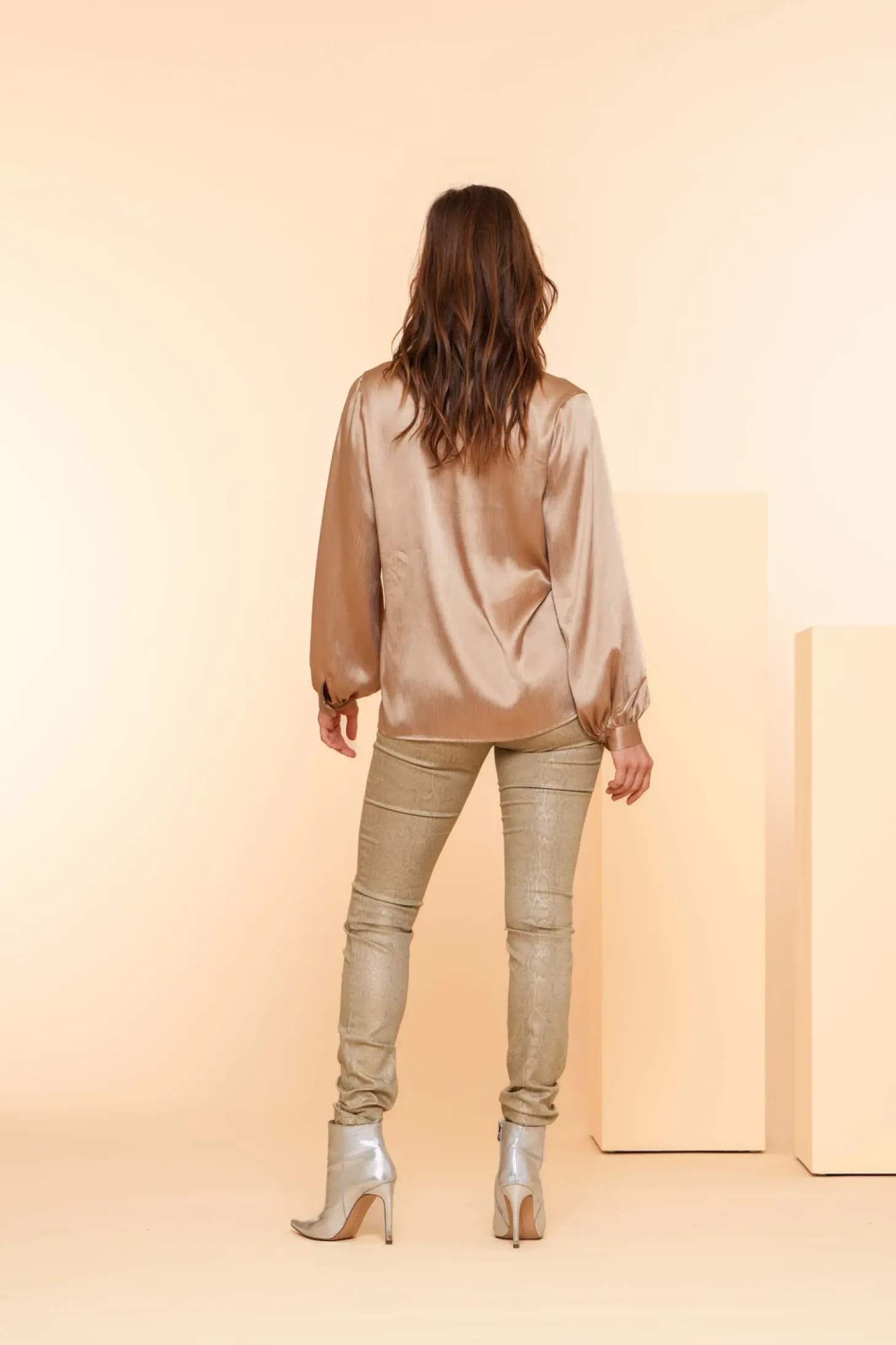 Tops & T-shirts*Geisha Fashion Geisha Dames Satin Top Met V-hals 43540-14 sand