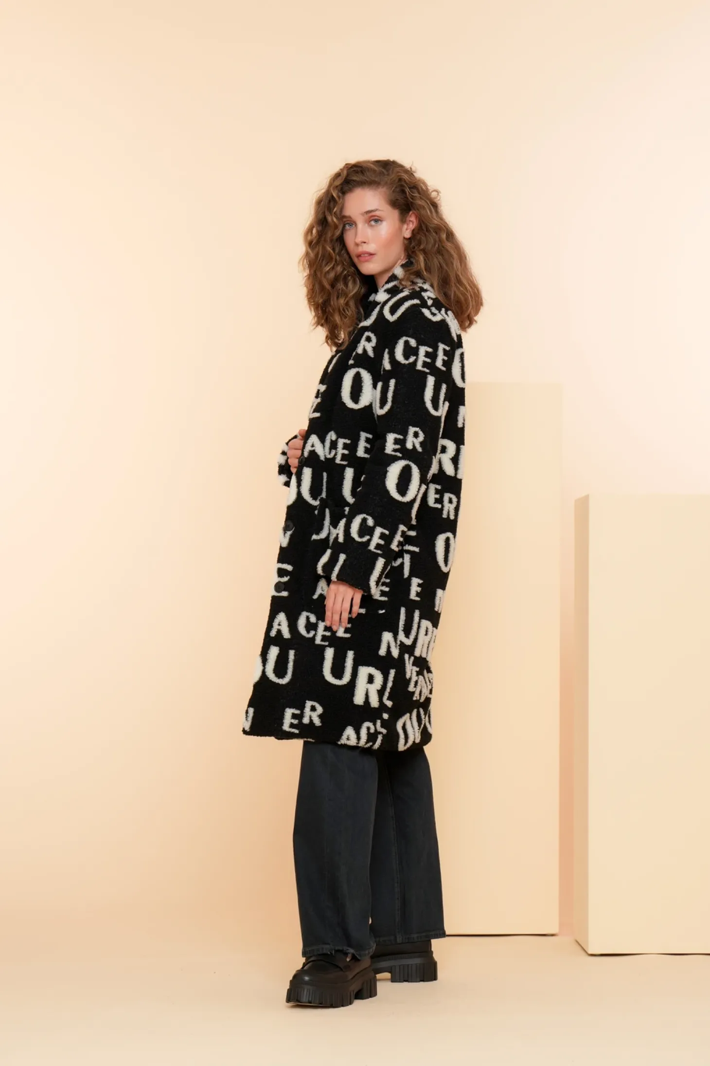 Jasjes & Blazers*Geisha Fashion Geisha Dames Teddy Jas Met Letterprint 48590-16 zwart