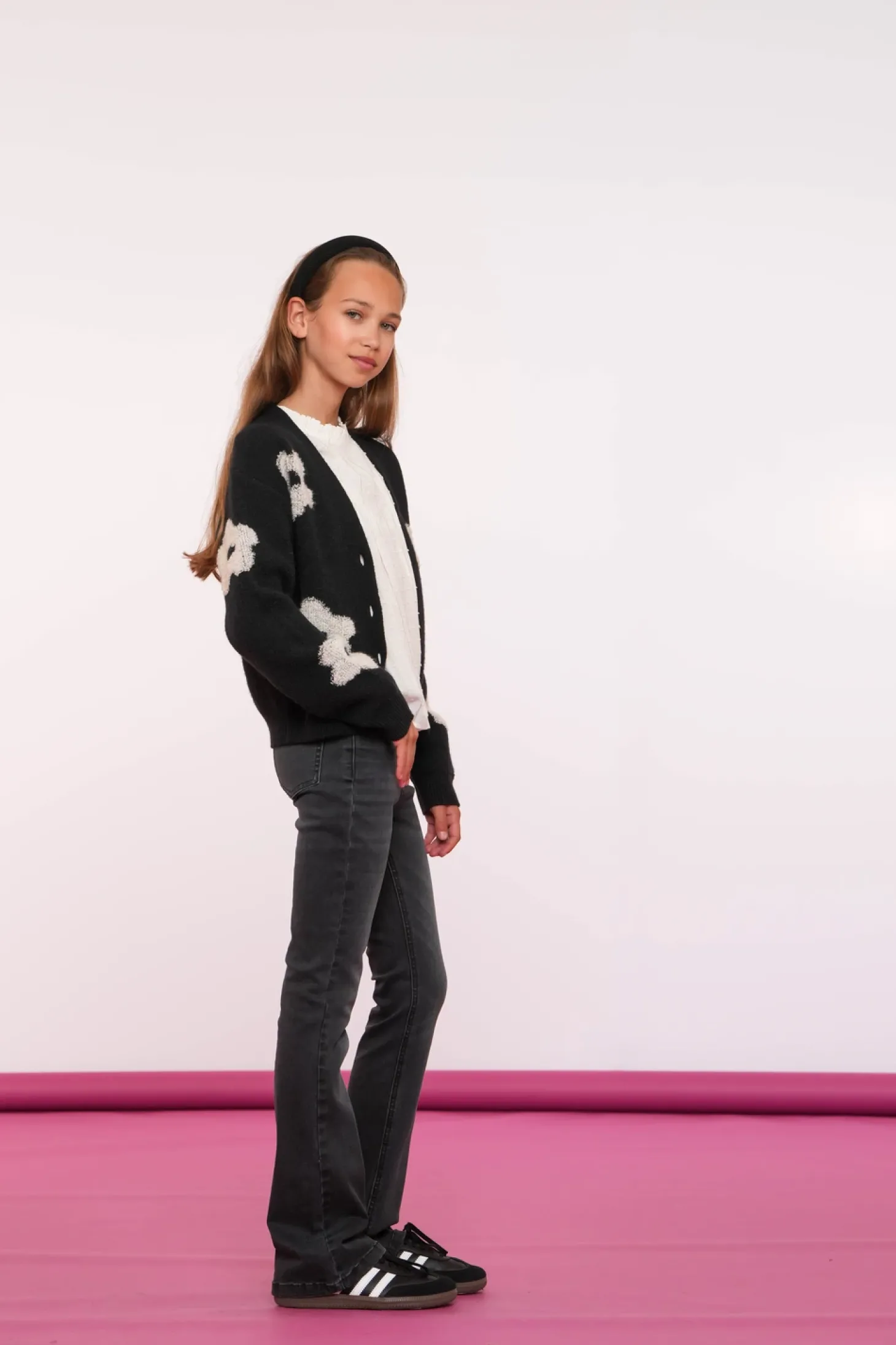 Truien & Vesten*Geisha Fashion Geisha Girls Vestje Met Bloemen 44506K-10 zwart